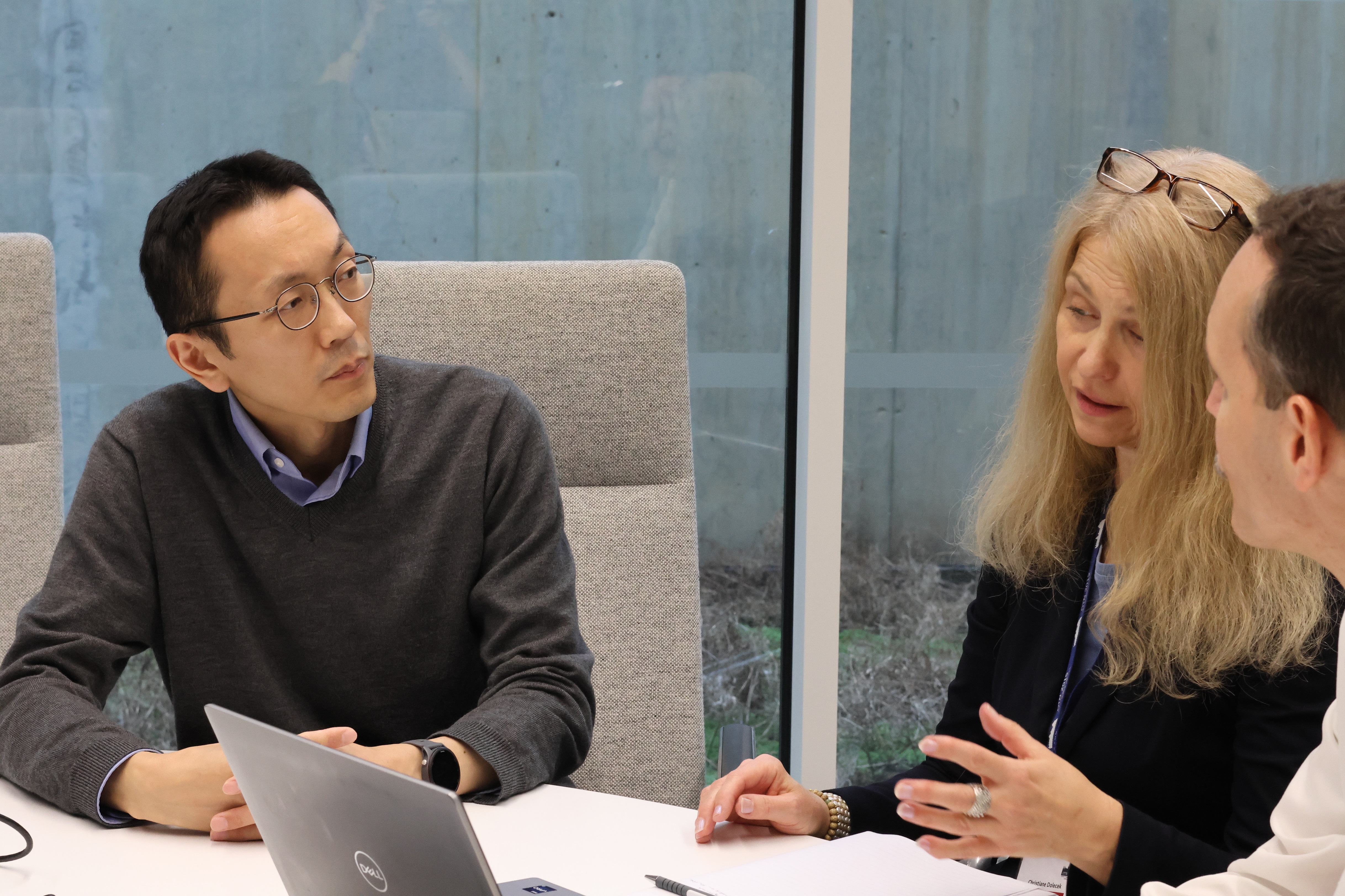 Members of GRAM and IDDO in discussion