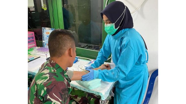 EOCRU team member working in the clinic with a soldier