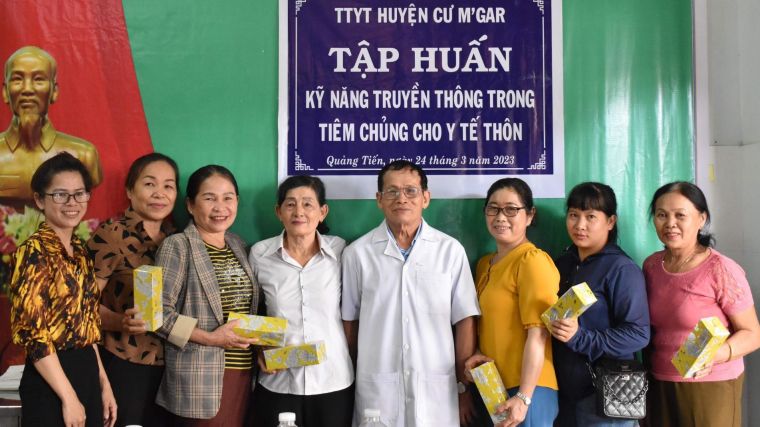 Group photo of Vietnamese health workers